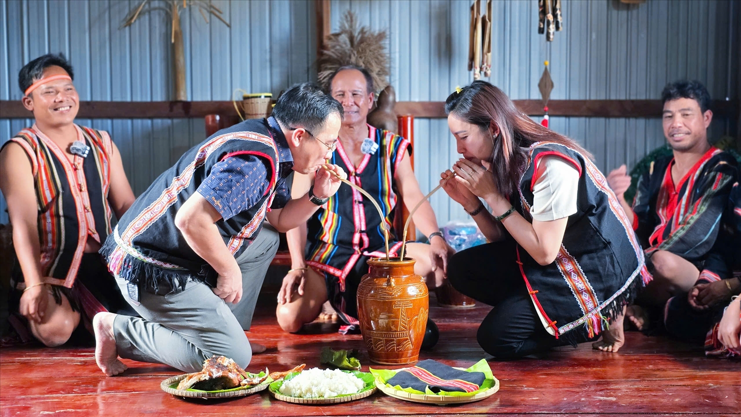 Khách mời cùng trải nghiệm, chung vui trong nghi lễ ăn hỏi của đồng bào Gia Rai