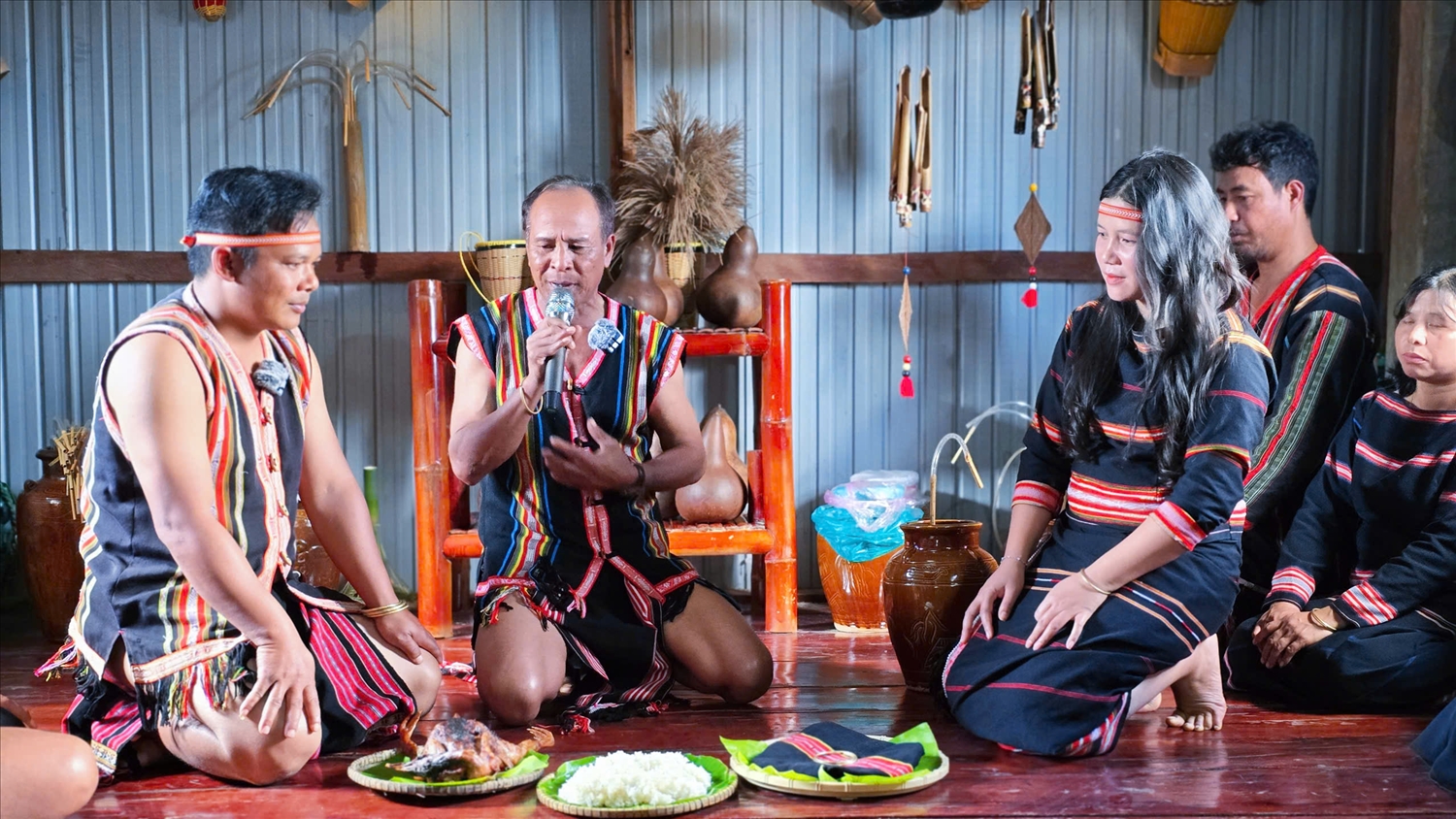 Chủ lễ thực hiện các nghi thức trong lễ cưới truyền thống của người Gia Rai