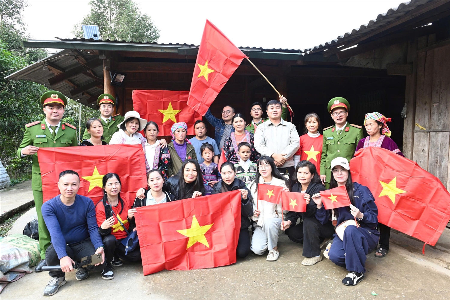 Đoàn thiện nguyện Móng Cái, tỉnh Quảng Ninh phối hợp Công an xã Pa Tần trao cờ Tổ quốc và quà cho người dân bản Nậm Tiến 2.