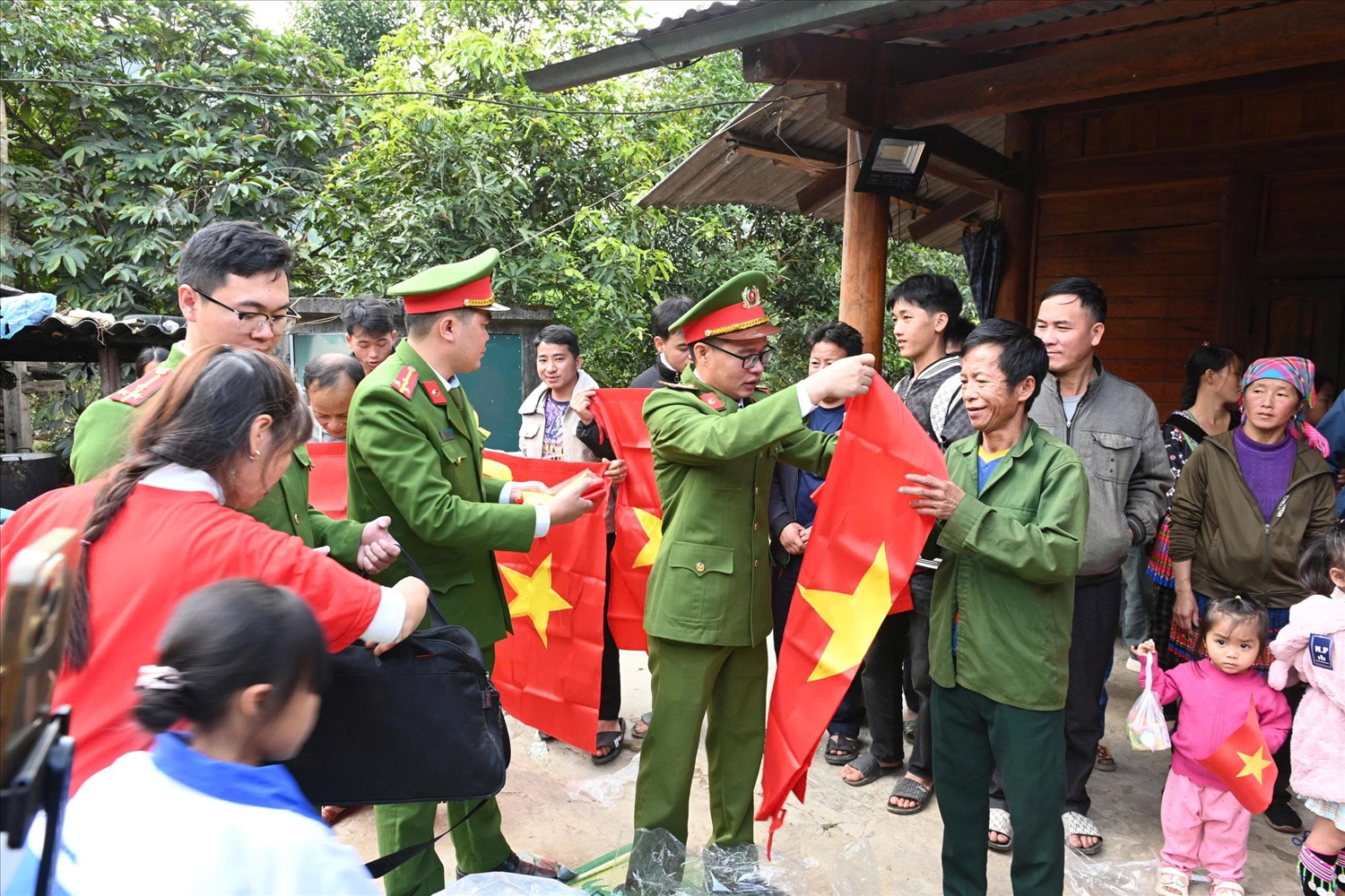 Niềm vui của người dân khi nhận cờ Tổ quốc.