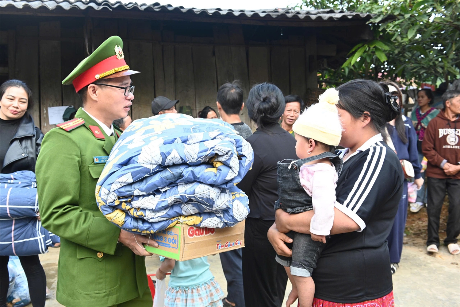  Ngoài cờ Tổ quốc, bà con còn được trao chăn màn, nhu yếu phẩm phục vụ sinh hoạt.