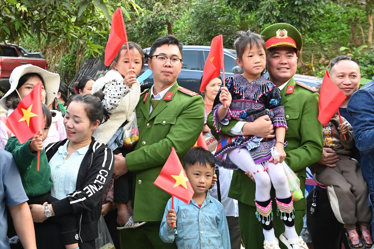 Cán bộ, chiến sĩ Công an xã Pa Tần trao quà cho người dân với tinh thần trách nhiệm và sẻ chia.