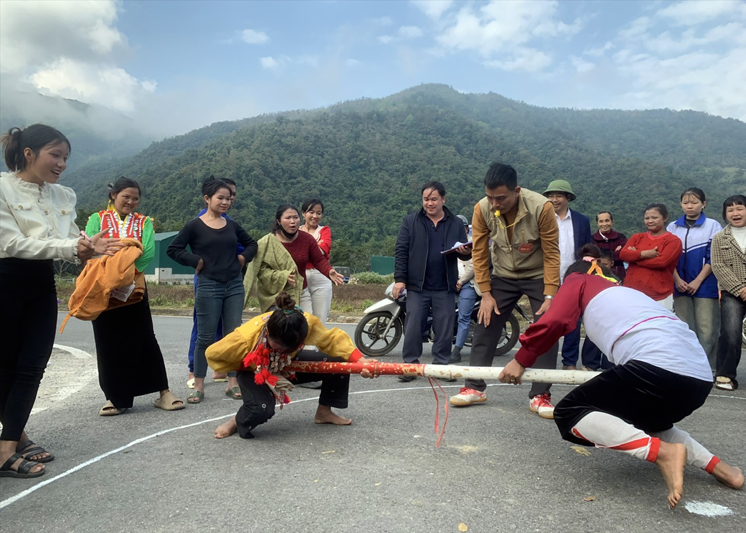  Đẩy gậy - môn thể thao dân gian truyền thống của người Mảng