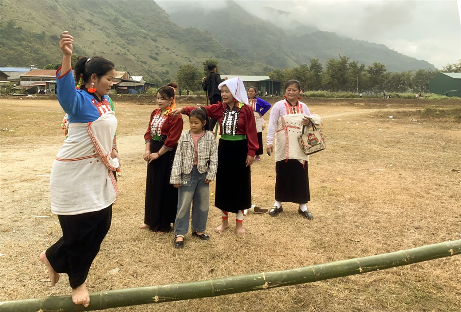 Các cô gái Mảng tập luyện trước phần thi “Đi cầu khỉ”.