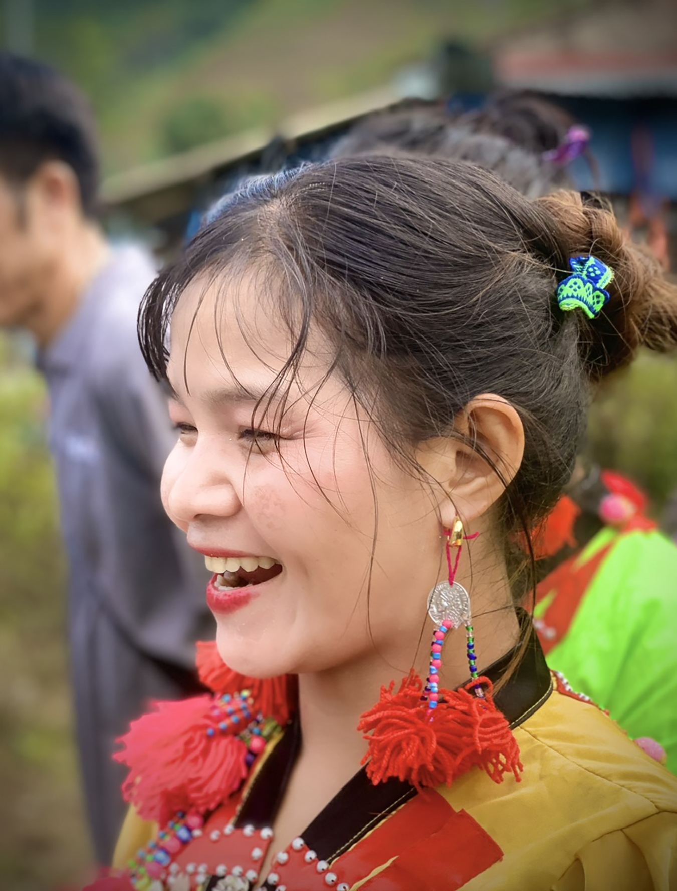 Niềm vui của thiếu nữ Mảng khi về dự hội.