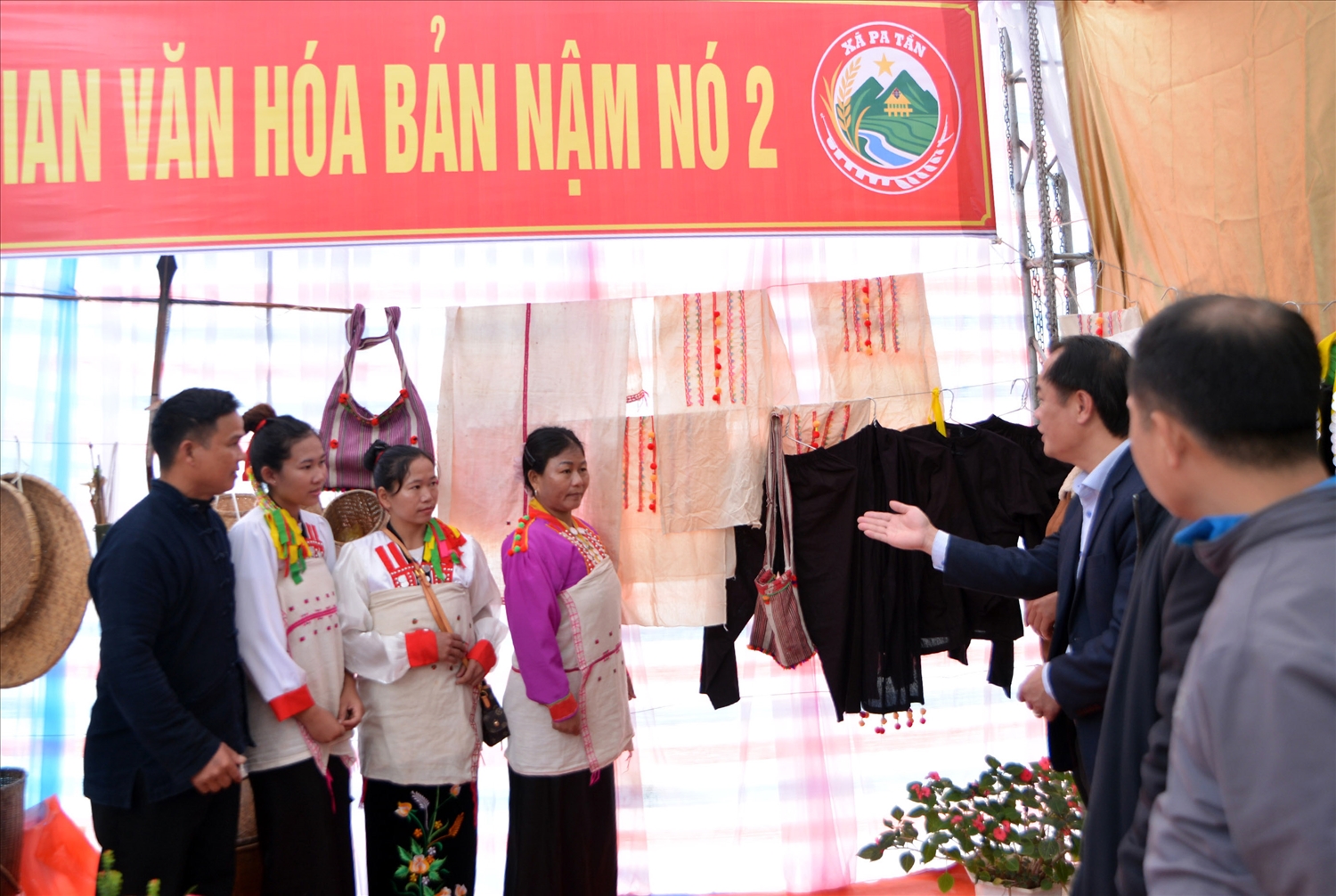 Các đại biểu tham quan không gian văn hóa bản Nậm Nó.