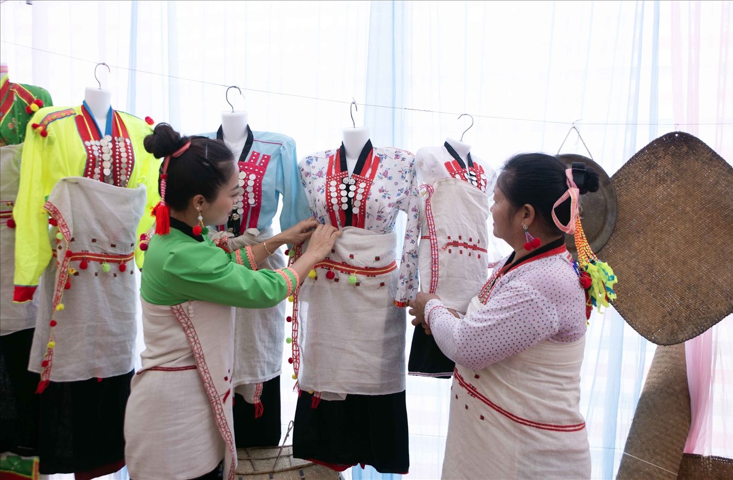 Trang phục truyền thống của người Mảng do đồng bào tự dệt, tự may thủ công.