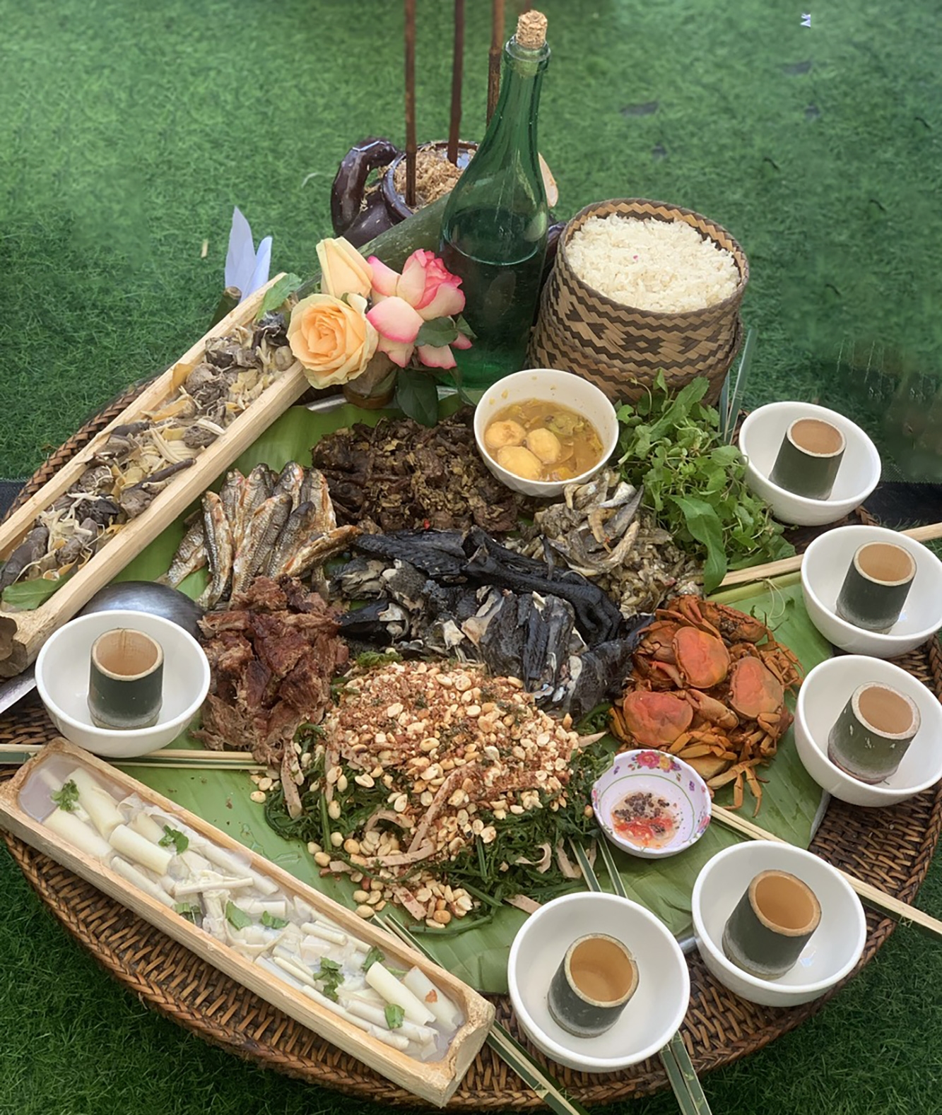 Mâm cỗ cúng trong phần thi ăn hỏi.