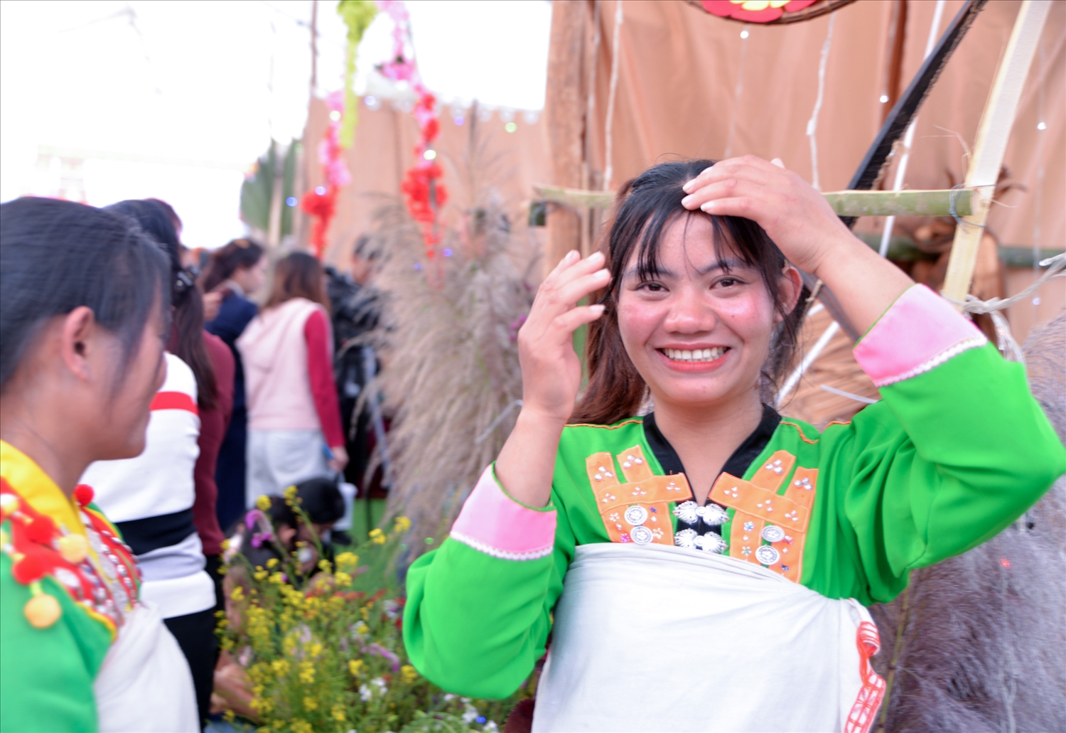 Thiếu nữ Mảng rạng rỡ trong không gian văn hóa lễ hội.