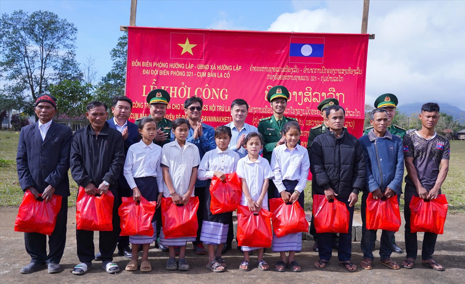 Tặng quà cho học sinh Trường THCS Nội trú La Cồ và nhân dân địa phương có hoàn cảnh khó khăn