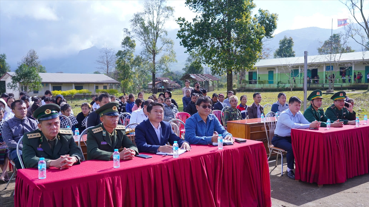 Các đại biểu và nhân dân dự Lễ khởi công