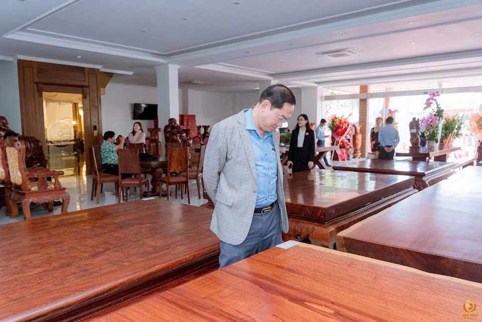 Khách hàng thăm quan các sản phẩm độc đáo tại Showroom Gỗ Quý Tài Anh tại số 368 Phạm Văn Đồng, phường Hưng đạo, Thành phố Hải phòng