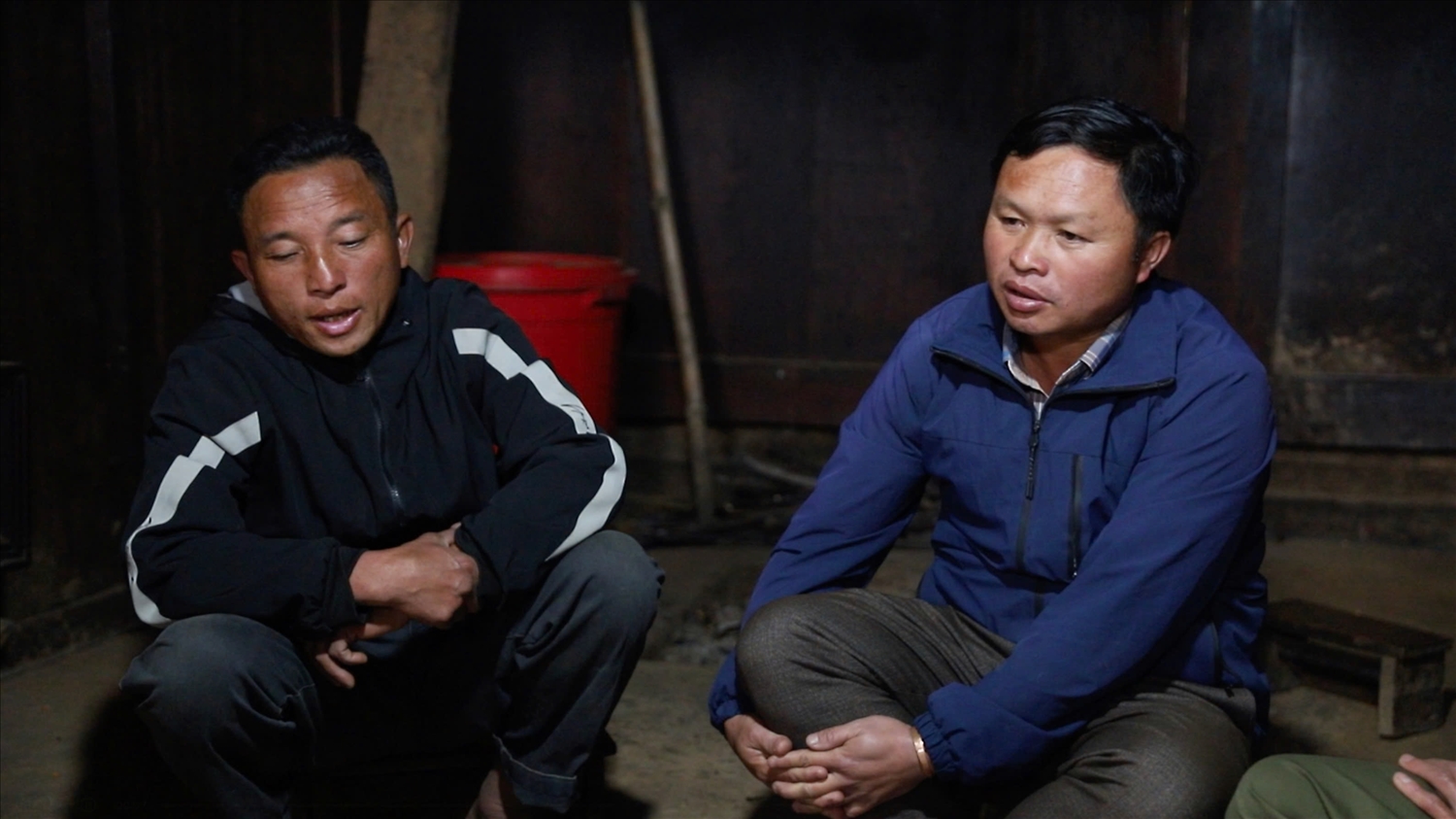 Người có uy tín Vàng A Giàng (áo đen) và Bí thư Chi bộ thôn Vàng A Rùa (áo xanh) trao đổi thông tin tại địa phương