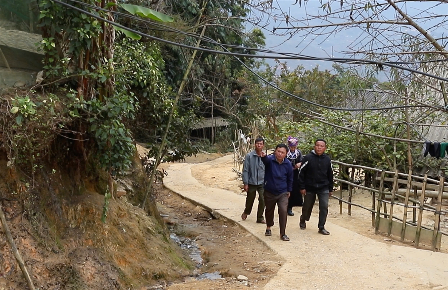 Người có uy tín Vàng A Rùa luôn tích cực tham gia các hoạt động của thôn