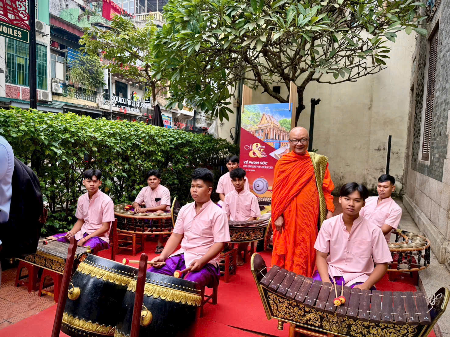 Thượng tọa Lý Hùng, Trụ trì Chùa Piti Khôsa Răngsây cùng đoàn nhạc Ngũ âm trình diễn tại Hà Nội