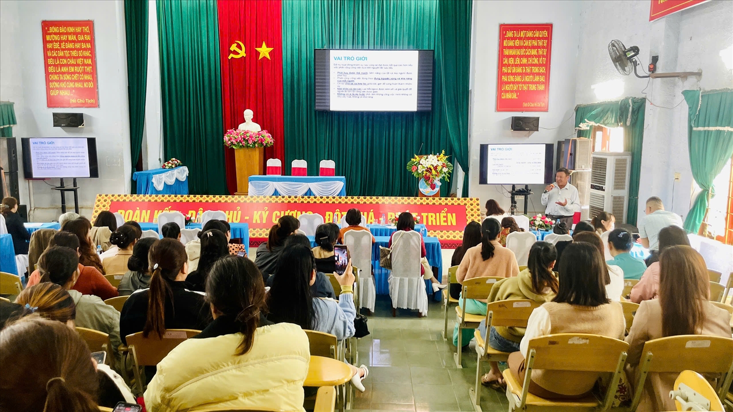 Báo cáo viên trao đổi nội dung chuyên đề về giới và lồng ghép giới, các biện pháp thực hiện mục tiêu bình đẳng giới trong thực tiễn