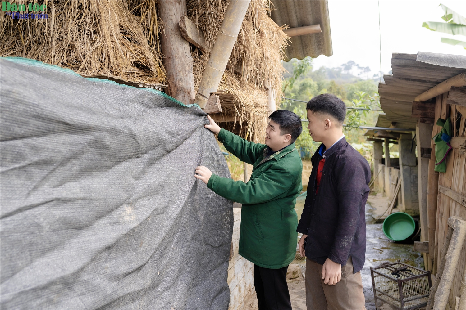 Cán bộ địa phương hướng dẫn anh Tỉn cách phòng tránh rét cho đàn trâu