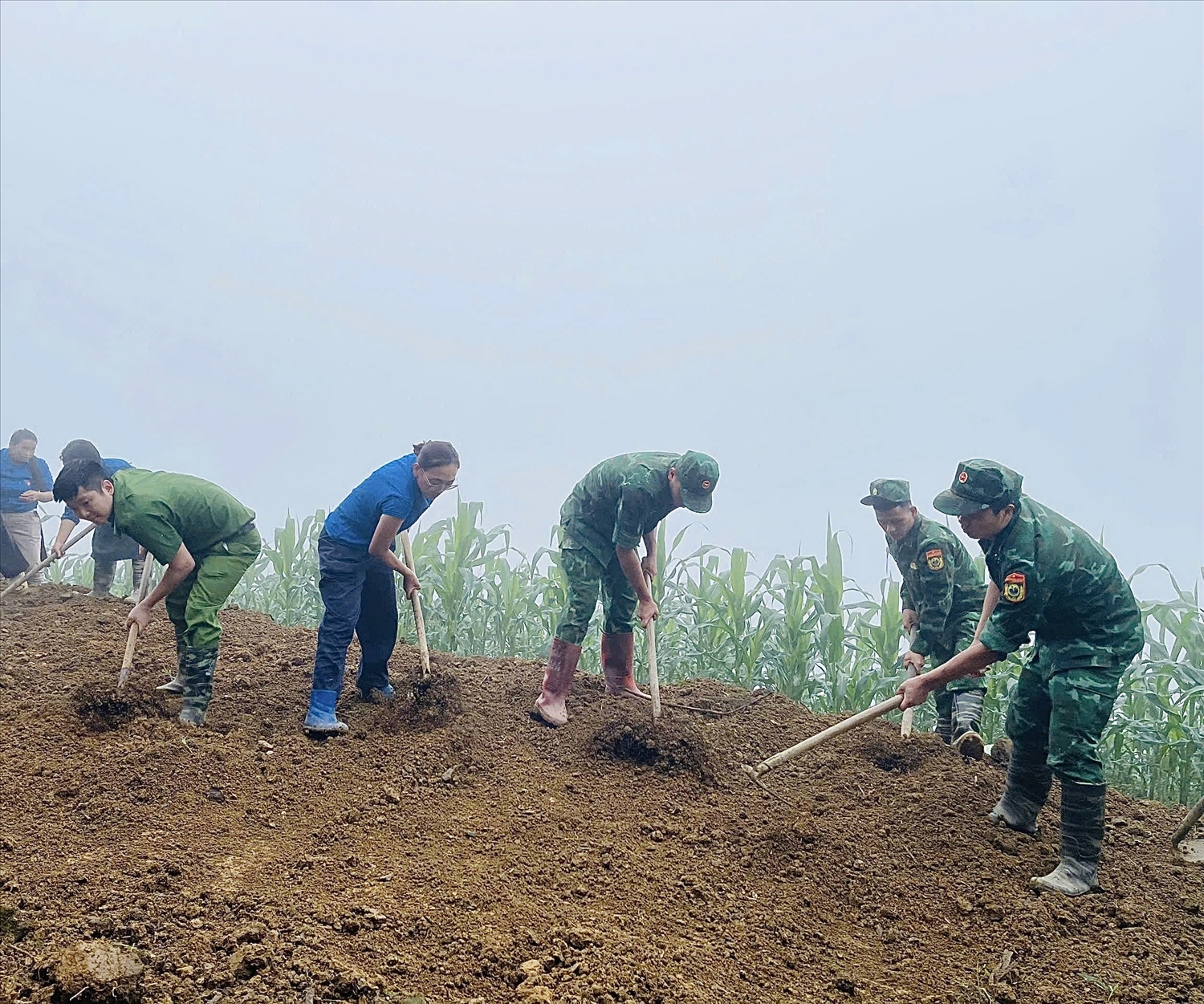 Cán bộ, chiến sĩ Đồn Biên phòng Tùng Vài hỗ trợ người dân tạo mặt bằng xây dựng nhà ở