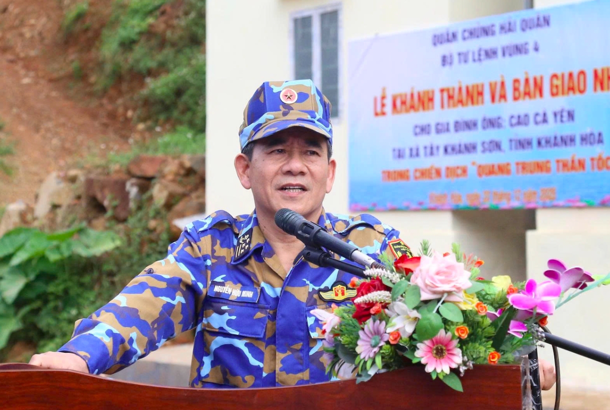 Đại tá Nguyễn Hữu Minh - Phó Chính ủy Vùng 4 Hải quân phát biểu tại lễ bàn giao nhà cho gia đình ông Cao Cà Yên. (Ảnh: P.Q)