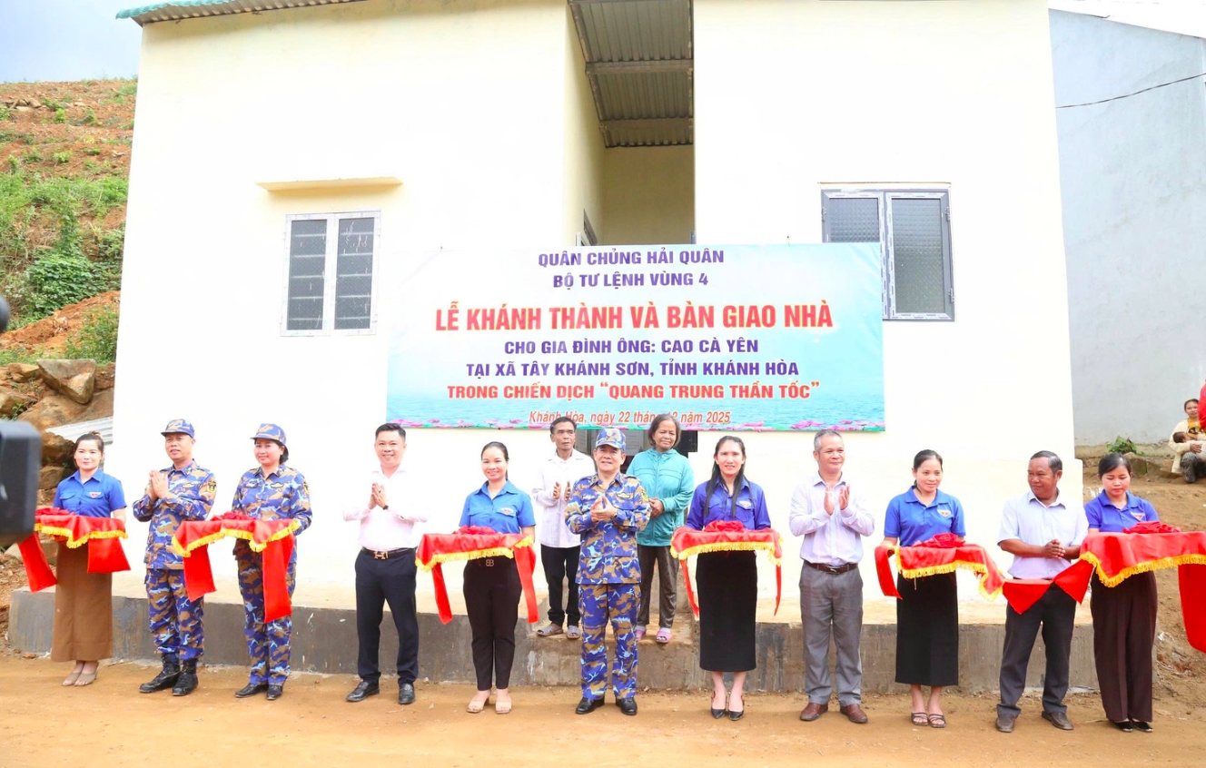 Lãnh đạo Vùng 4 Hải quân và địa phương cắt băng khánh thành căn nhà mới cho gia đình ông Cao Cà Yên. (Ảnh: P.Q)