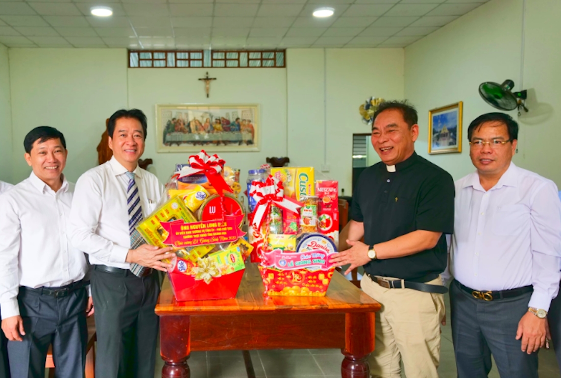 Ông Nguyễn Long Biên, Phó Chủ tịch thường trực UBND tỉnh Khánh Hoà tặng quà, chúc mừng Chi hội Tin lành Tháp Chàm (phường Bảo An). (Ảnh: T.X)