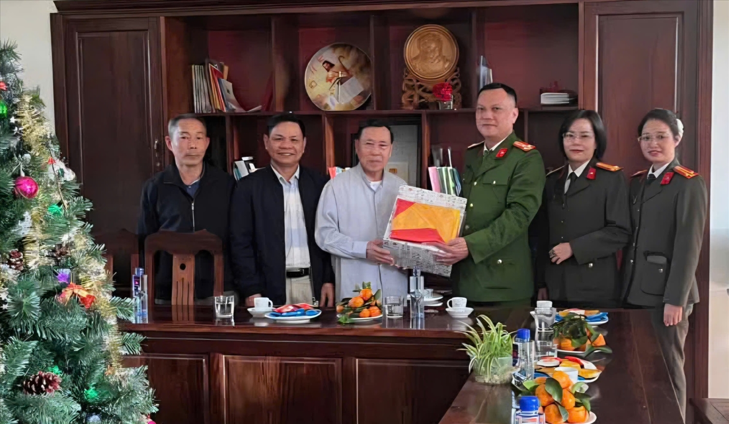 Công an phường Cam Đường trao tặng cờ Tổ quốc cho 02 Giáo họ trên địa bàn nhân dịp Giáng sinh 2025 (ảnh Trọng Bảo)