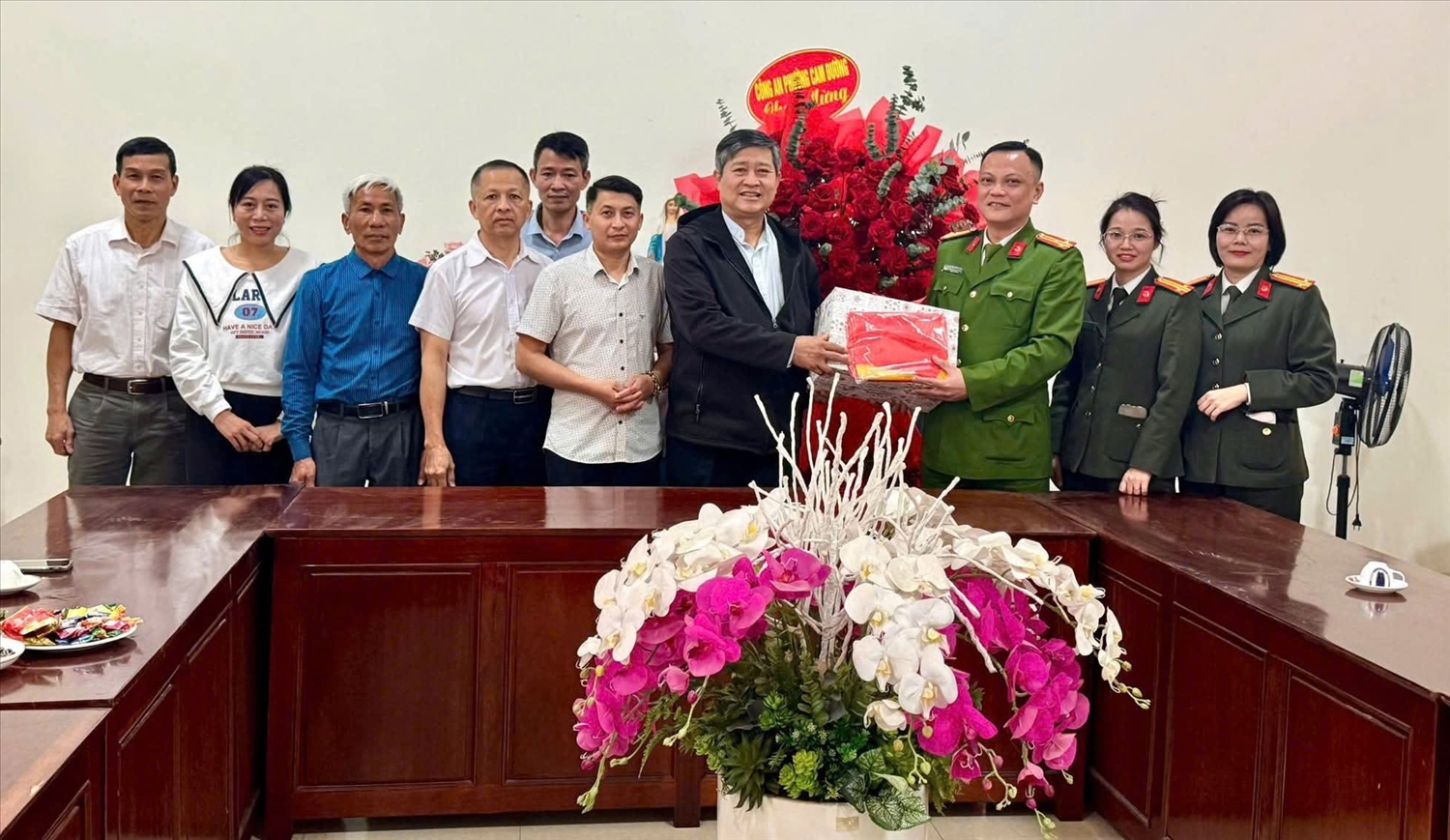 Công an phường Cam Đường trao tặng cờ Tổ quốc cho Giáo họ trên địa bàn nhân dịp Giáng sinh 2025. (Ảnh: Trọng Bảo)