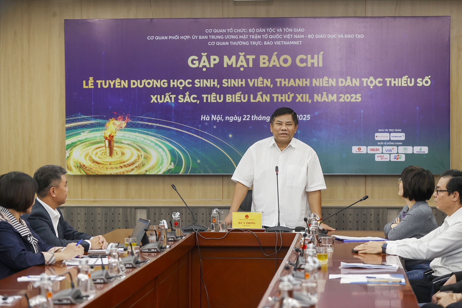 Thứ trưởng Bộ Dân tộc và Tôn giáo Y Thông, Trưởng Ban Tổ chức phát biểu tại buổi gặp mặt báo chí. Ảnh: Phạm Hải