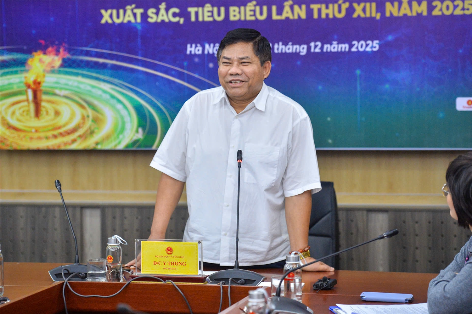 Thứ trưởng Bộ Dân tộc và Tôn giáo Y Thông chia sẻ tại buổi gặp mặt báo chí thông tin về Lễ Tuyên dương. Ảnh: Thế Bằng