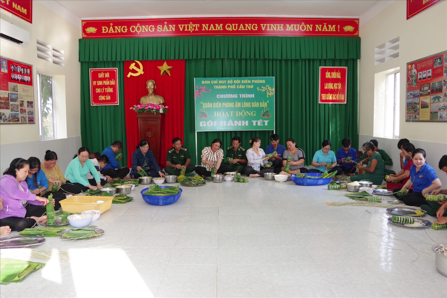 Gói bánh tét tặng cho các hộ gia đình có hoàn cảnh khó khăn tại khu vưc biên giới biển TP. Cần Thơ