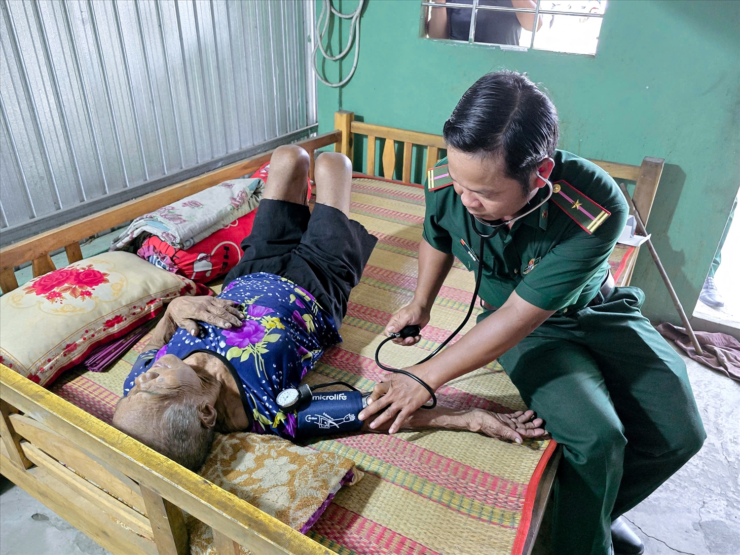 Quân y ĐBP Lai Hòa đến khám bệnh cấp thuốc cho người già neo đơn trên địa bàn đơn vị quản lý