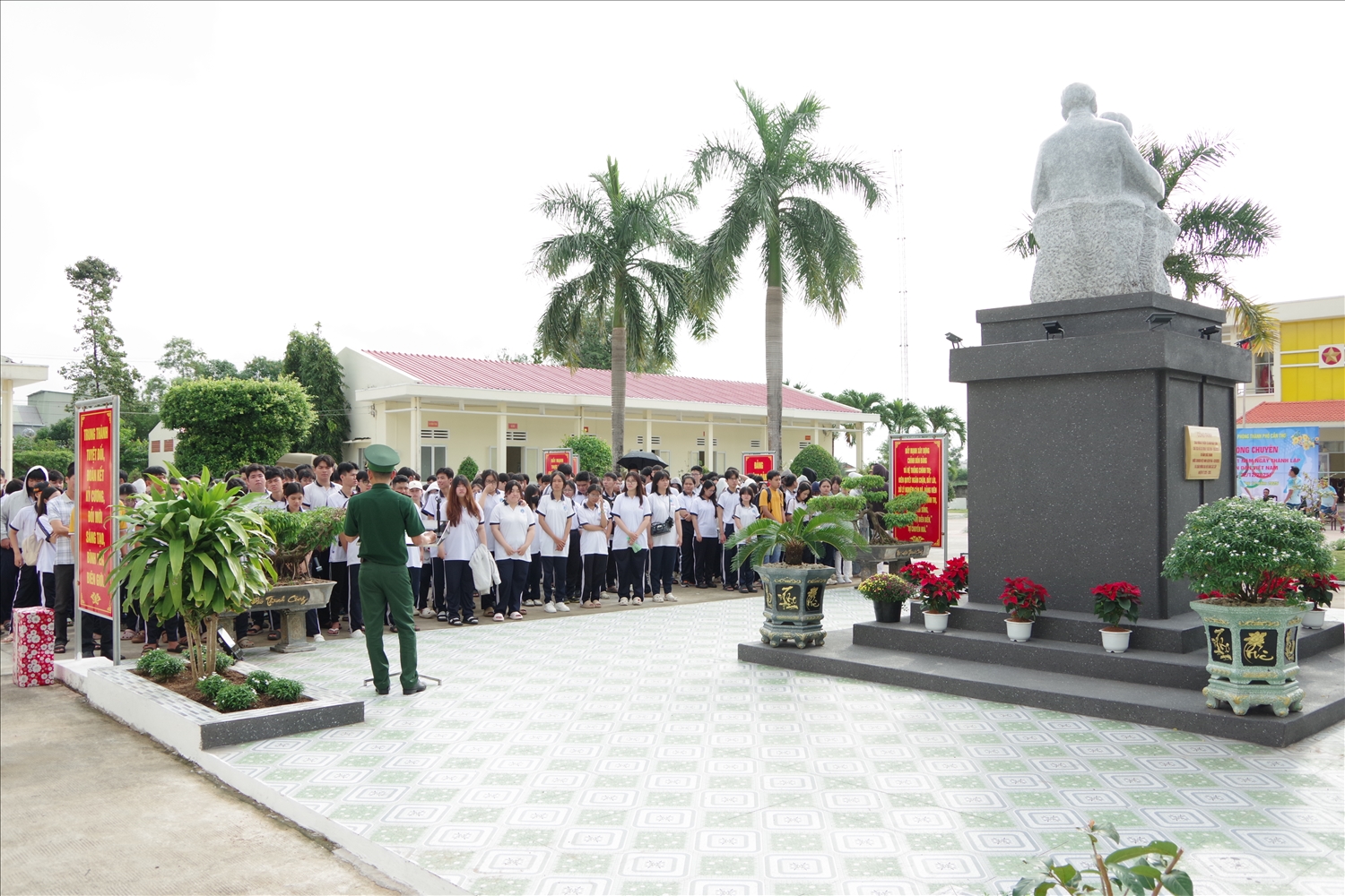 Các em học sinh tham quan Tượng đài “Bác Hồ với chiến sĩ Biên phòng” tại đồn Biên phòng Vĩnh Hải