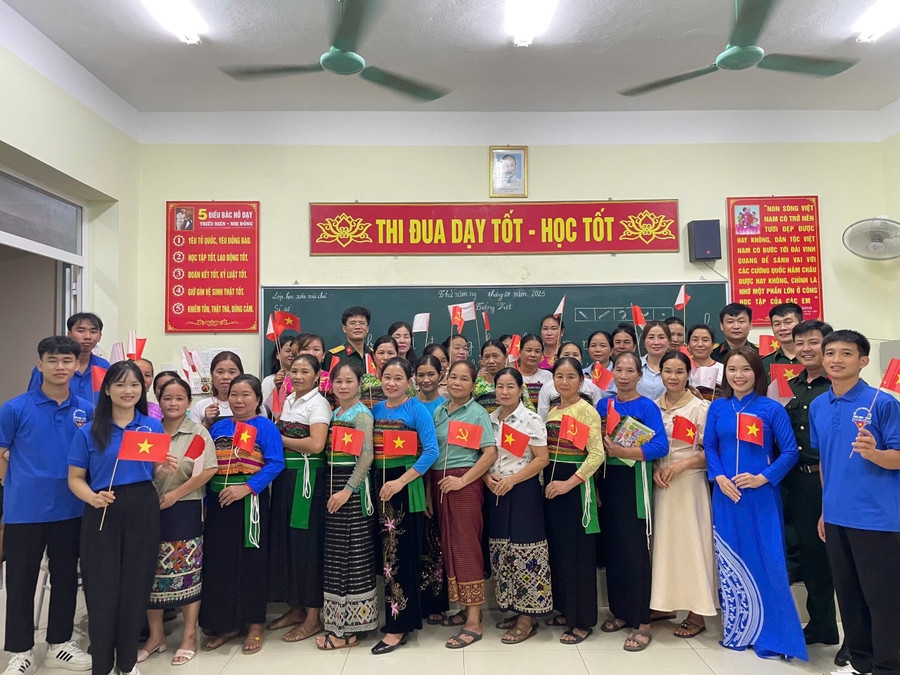 Lớp xoá mù chữ ở thôn Tén Tằn sau 3 tháng đã kết thúc.