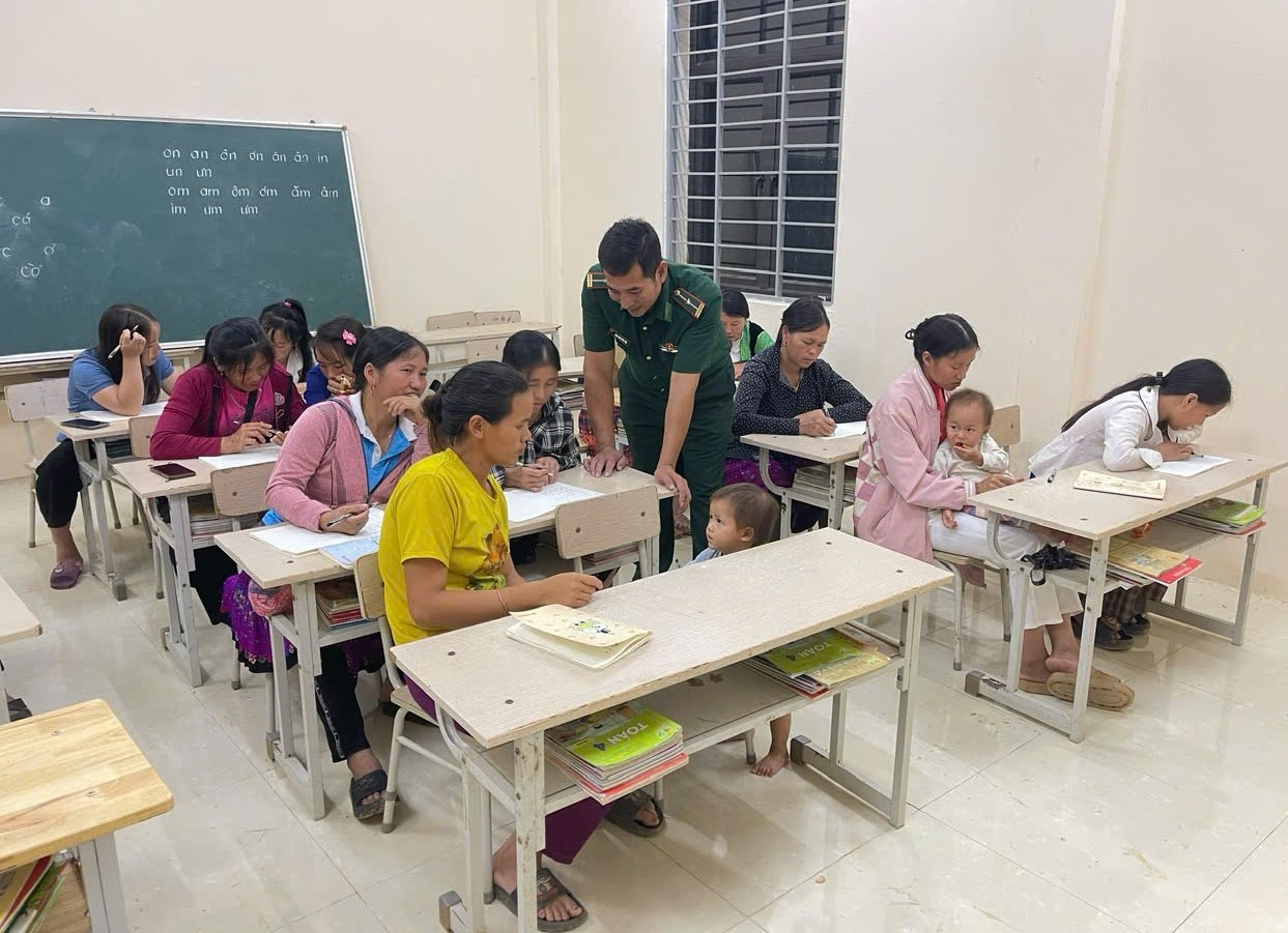 Lớp học xoá mù ở thôn Tén Tằn, xã Mường Lát.