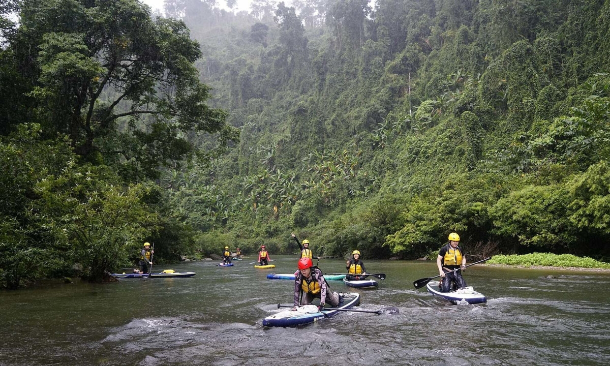 Vườn guốc gia Pù Mát là địa điểm du lịch nổi tiếng tại Nghệ An - Trong ảnh: Đua thuyền trên dòng sông Giăng trong vùng lõi Vườn quốc gia Pù Mát ở xã Môn Sơn