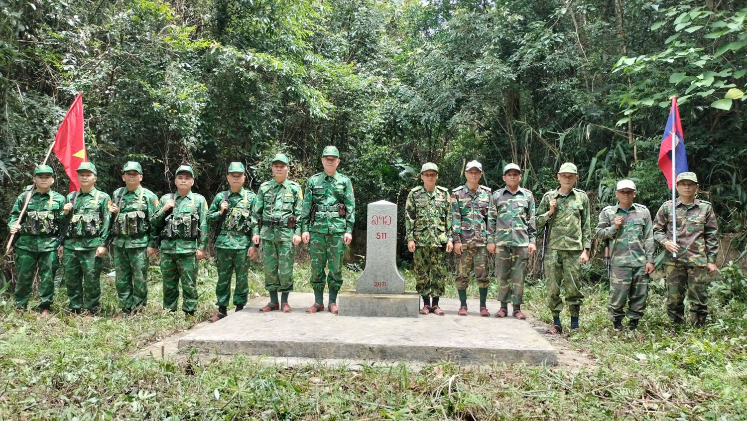 Chiến sĩ Đồng Biên phòng Bản Giàng tuần tra song phương ở cột mốc chủ quyền . Ảnh: BPCC