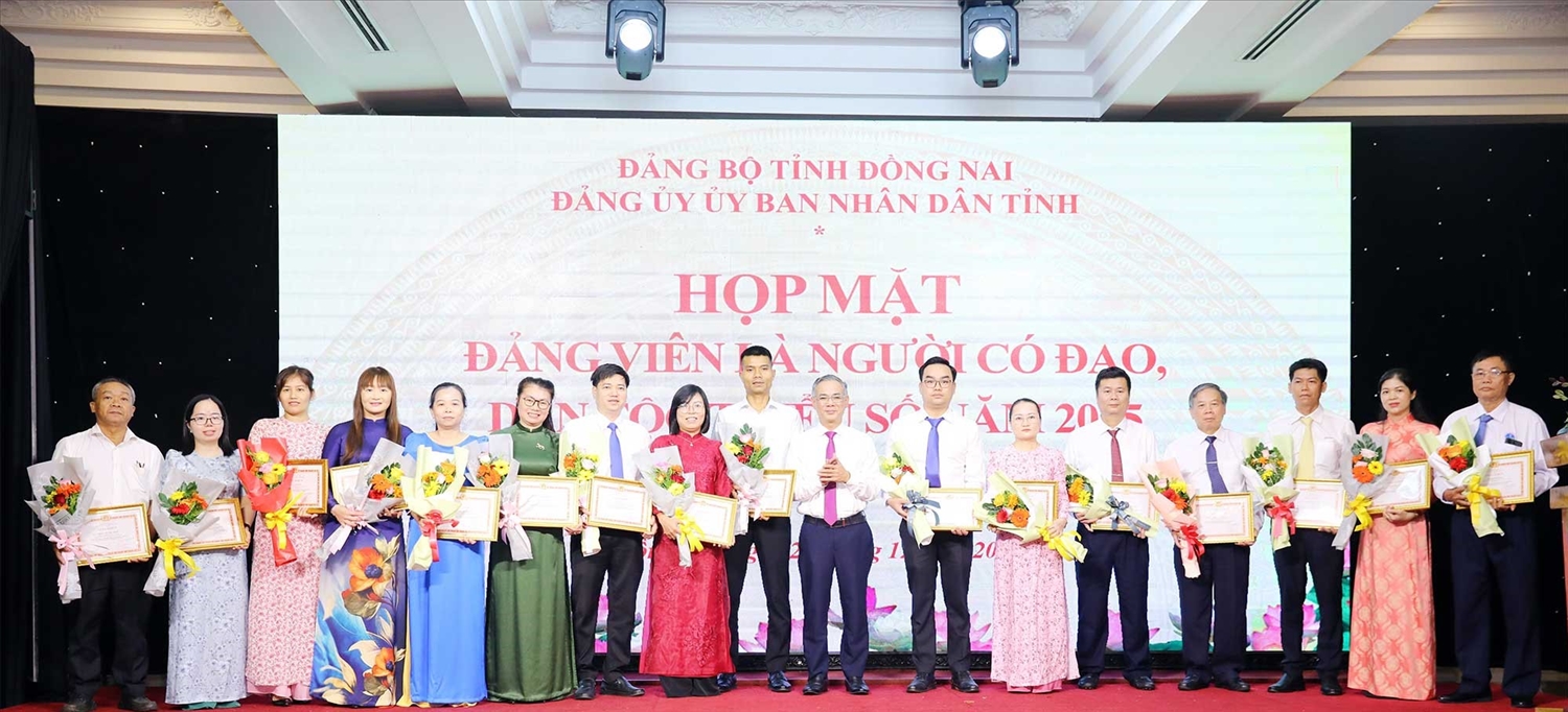 Khen thưởng các đảng viên là người có đạo, đảng viên người dân tộc thiểu số có thành tích xuất sắc, tiêu biểu trong thực hiện nhiệm vụ năm 2025. Ảnh: Huy Anh