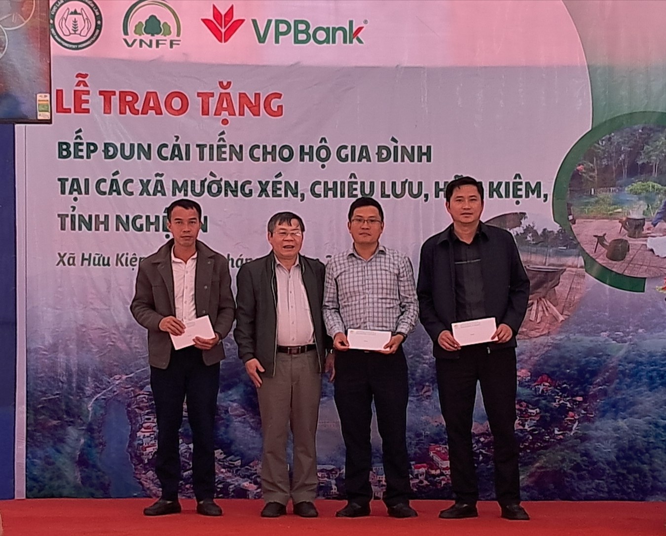 Ngân hàng VPBank cũng trao 20 suất quà cho 15 hộ gia đình và 5 cán bộ Kiểm lâm và Ban quản lý rừng Phòng hộ Kỳ Sơn, có hoàn cảnh khó khăn.