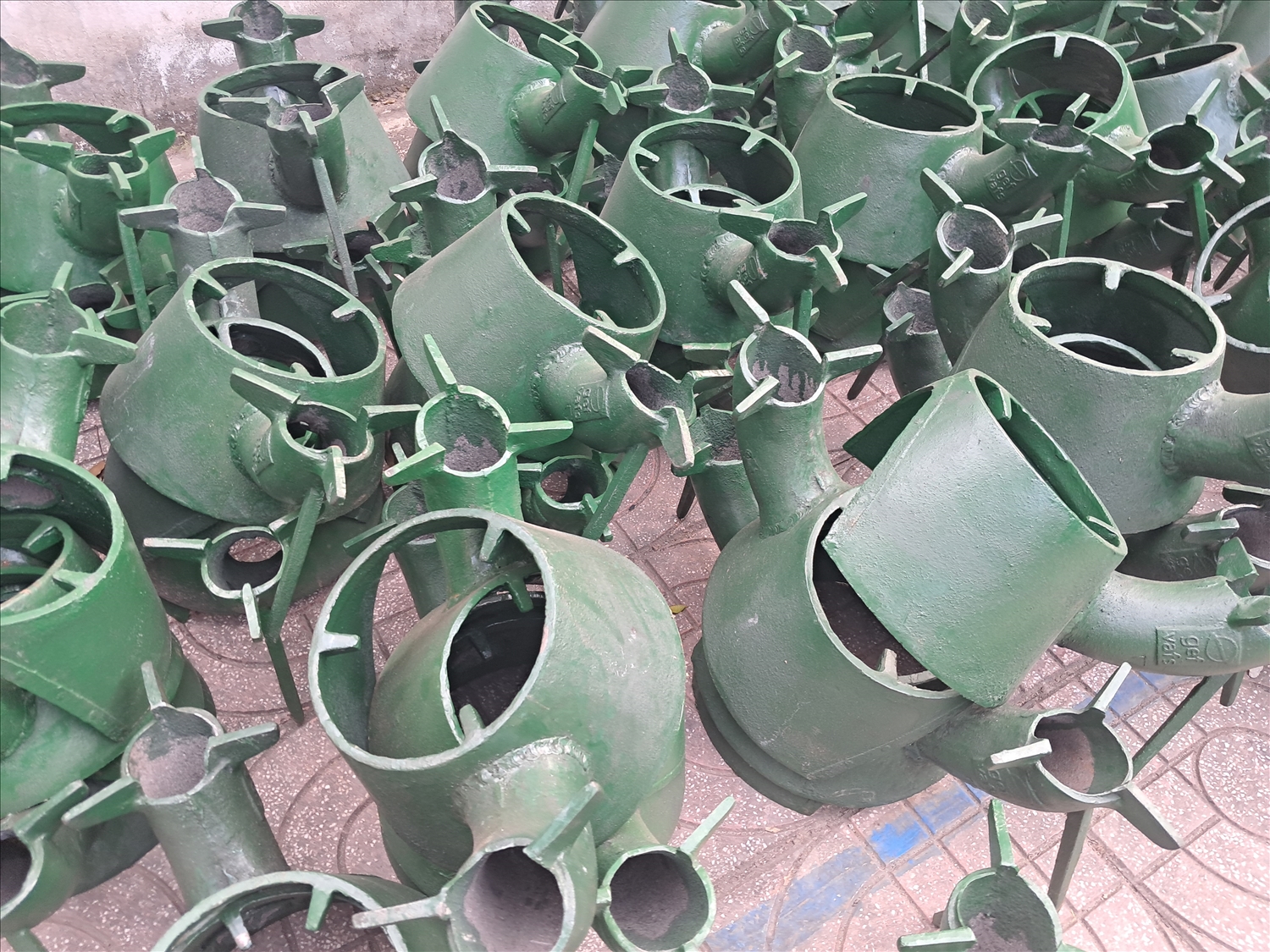 Bếp củi được đúc bằng gang, cùng một lúc có thể nấu 2 nồi, vừa tiết kiệm lượng củi, giảm phát thải nhà kính, nâng cao ý thức bảo vệ môi trường, bảo vệ sức khỏe cho người đun nấu.