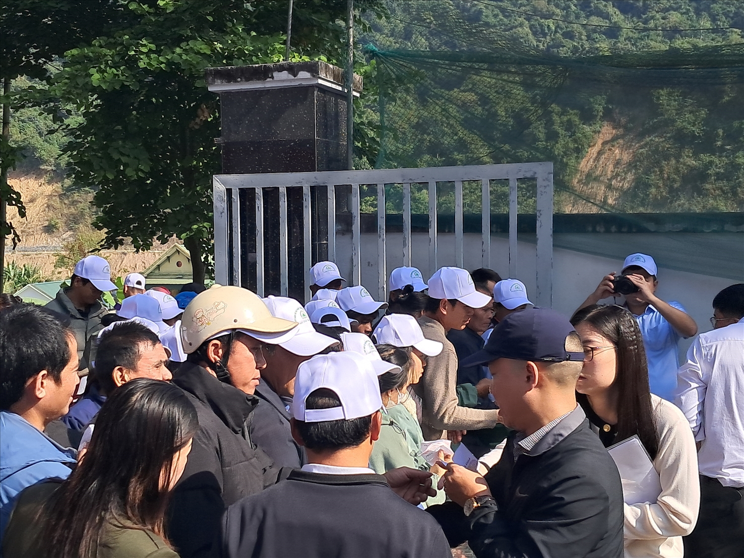 Người dân trực tiếp nhận bếp cải tiến.