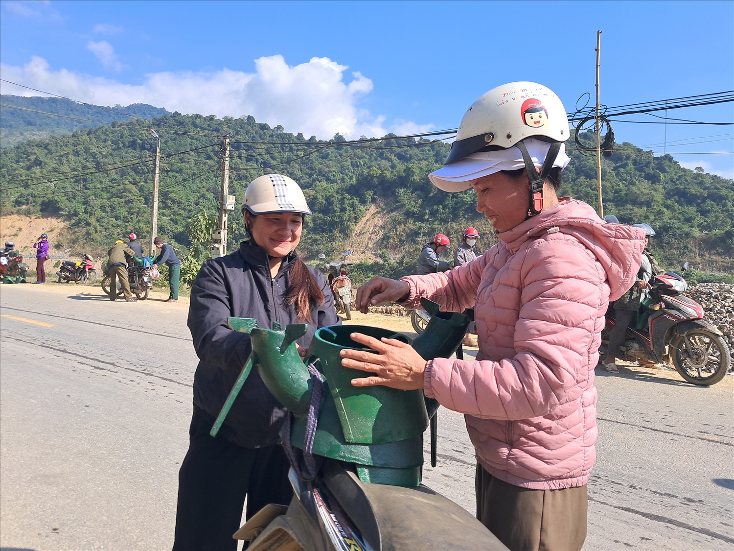 Niềm vui của người dân vùng cao được hỗ trợ bếp củi cải tiến.