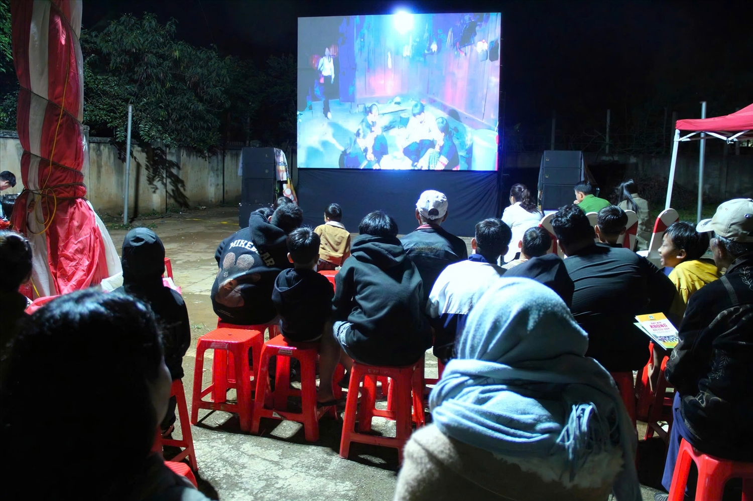 Chiếu phim lưu động tuyên truyền tảo hôn, hôn nhân cận huyết thống trong vùng đồng bào DTTS tỉnh Đắk Lắk