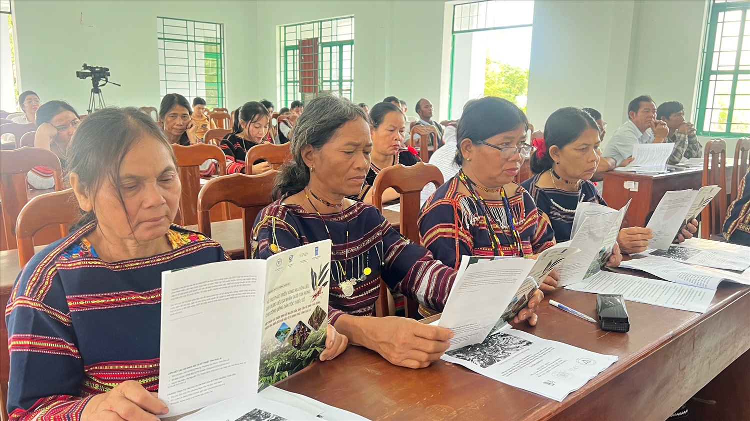 Cộng đồng dân cư 5 làng Kon Giang, Giọt 1, Giọt 2, Kon Mon và Xà Tang dự hội nghị khởi động dự án. (Ảnh: T.L)