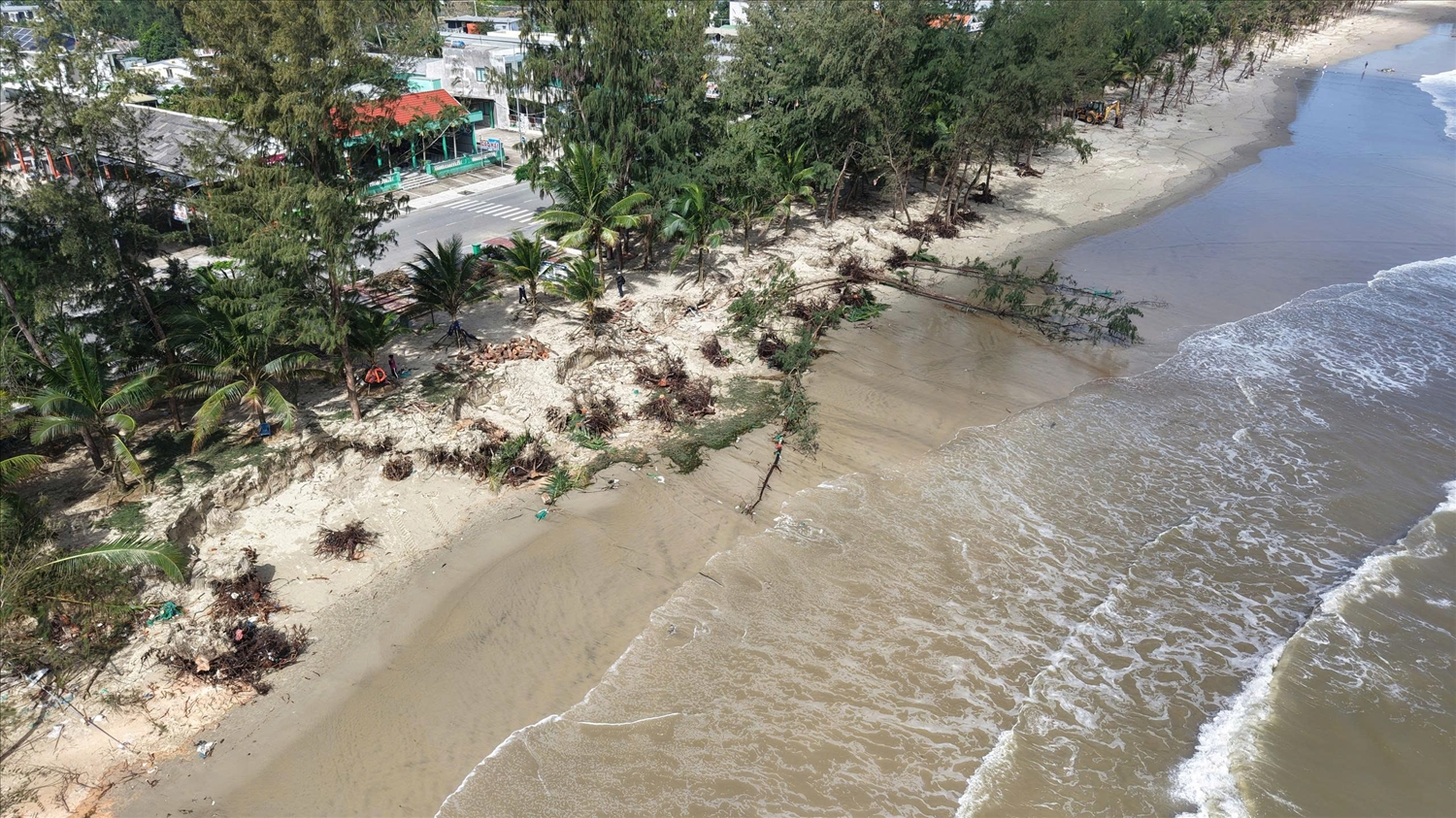 Bờ biển Mỹ Khê ngày càng gần hơn với đường giao thông. (Ảnh: H.P)