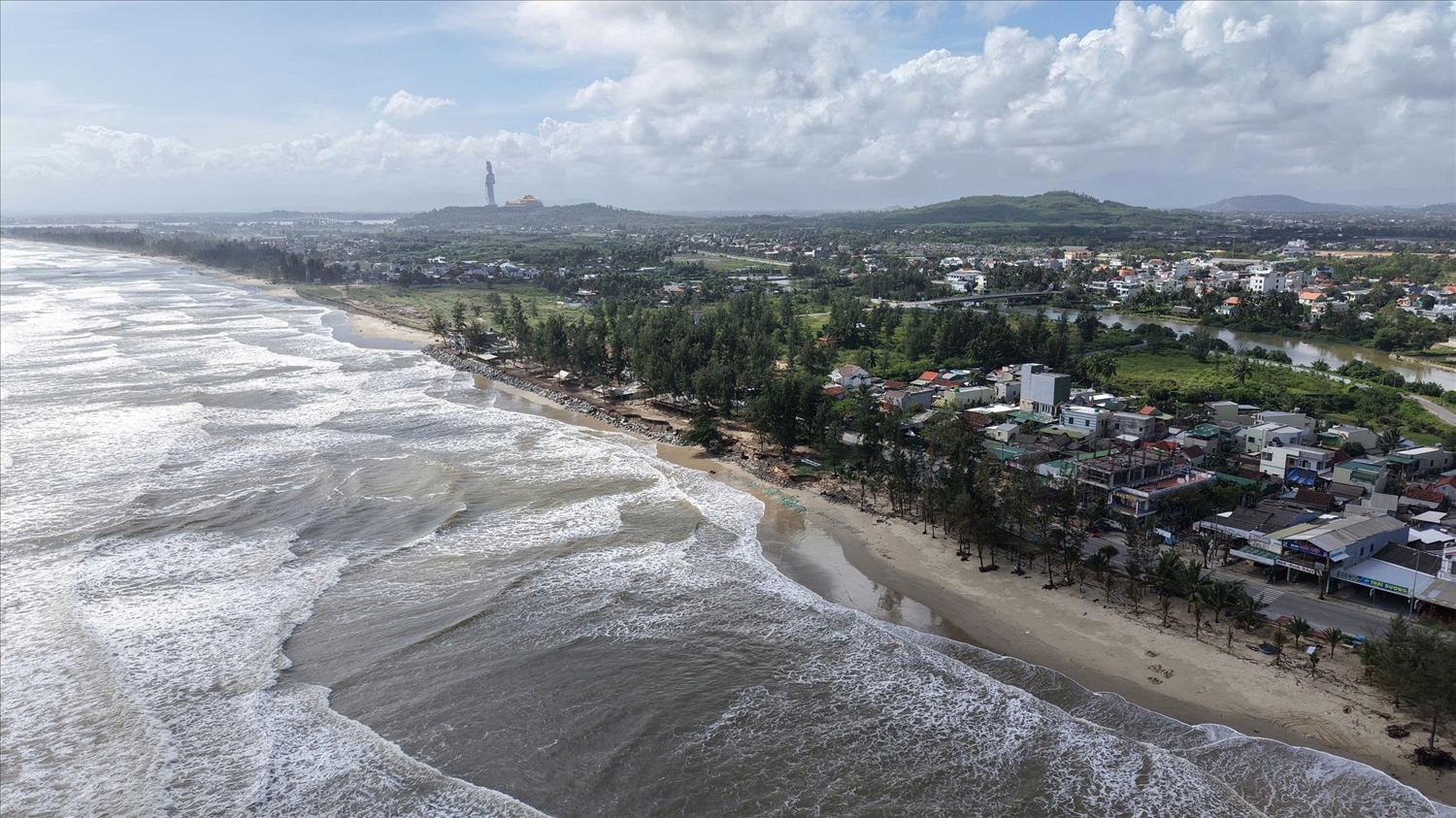 Biển Mỹ Khê ngày càng áp sát khu dân cư. (Ảnh: H.P)