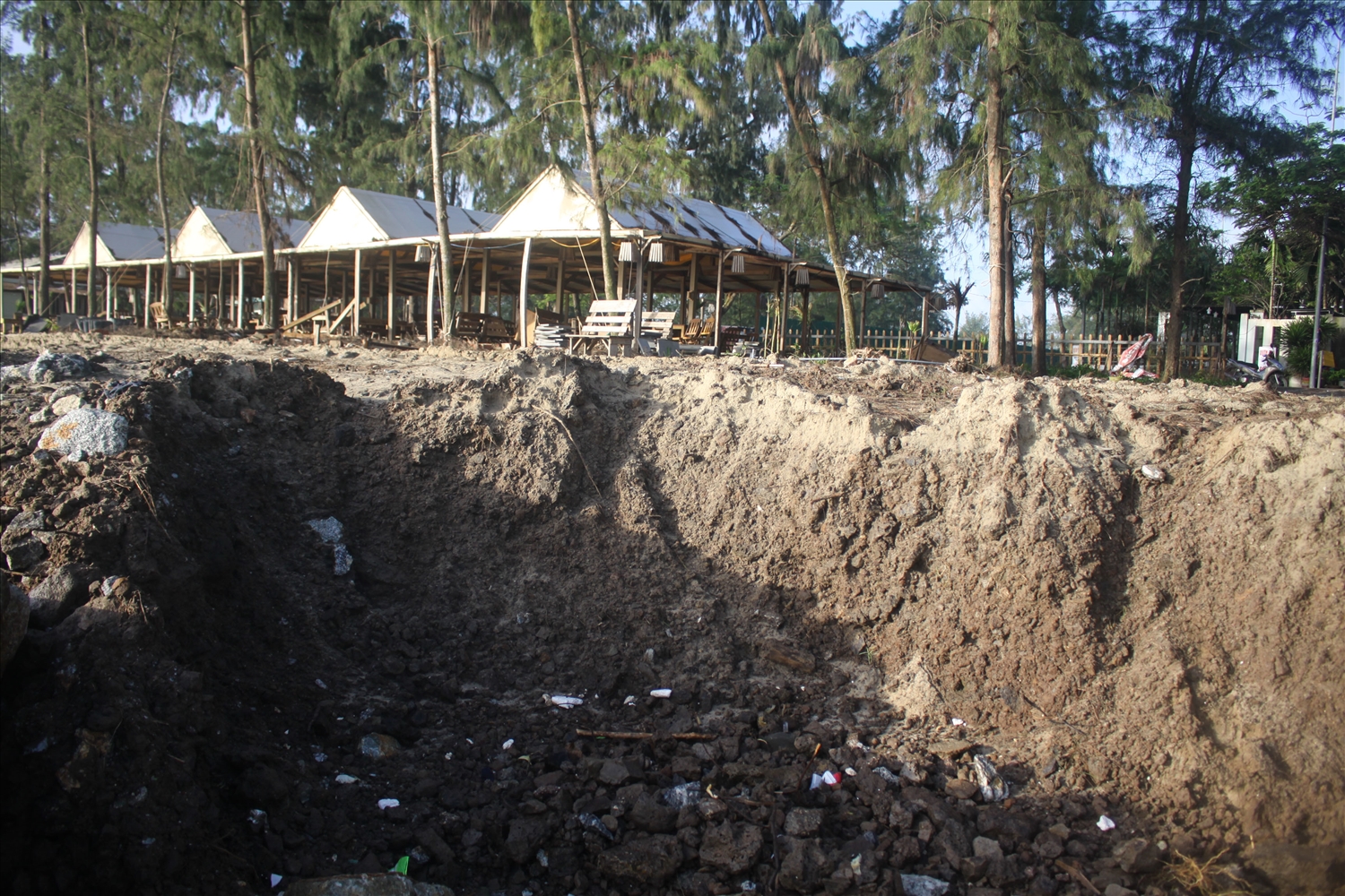 Tình trạng sạt lở bờ biển uy hiếp nhiều cơ sở du lịch ở biển Mỹ Khê. (Ảnh: H.P)