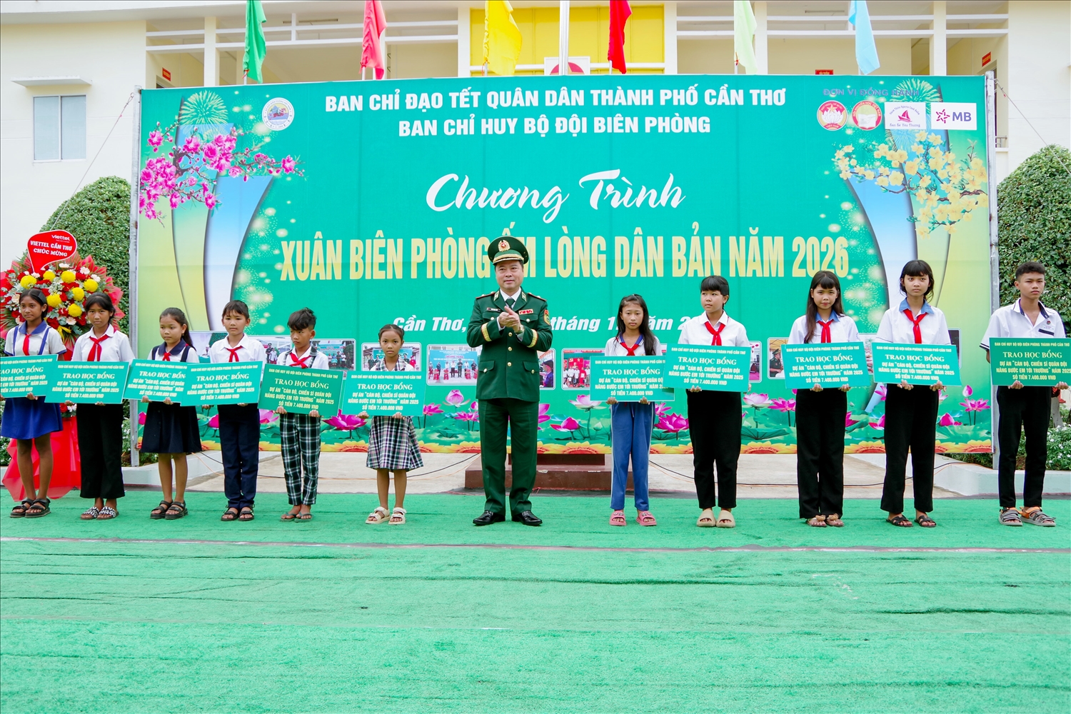 Thiếu tướng Trần Ngọc Hữu, Phó Tư lệnh BĐBP trao học bổng Dự án “Cán bộ, chiến sĩ Quân đội nâng bước em tới trường” năm 2025 cho các em học sinh.