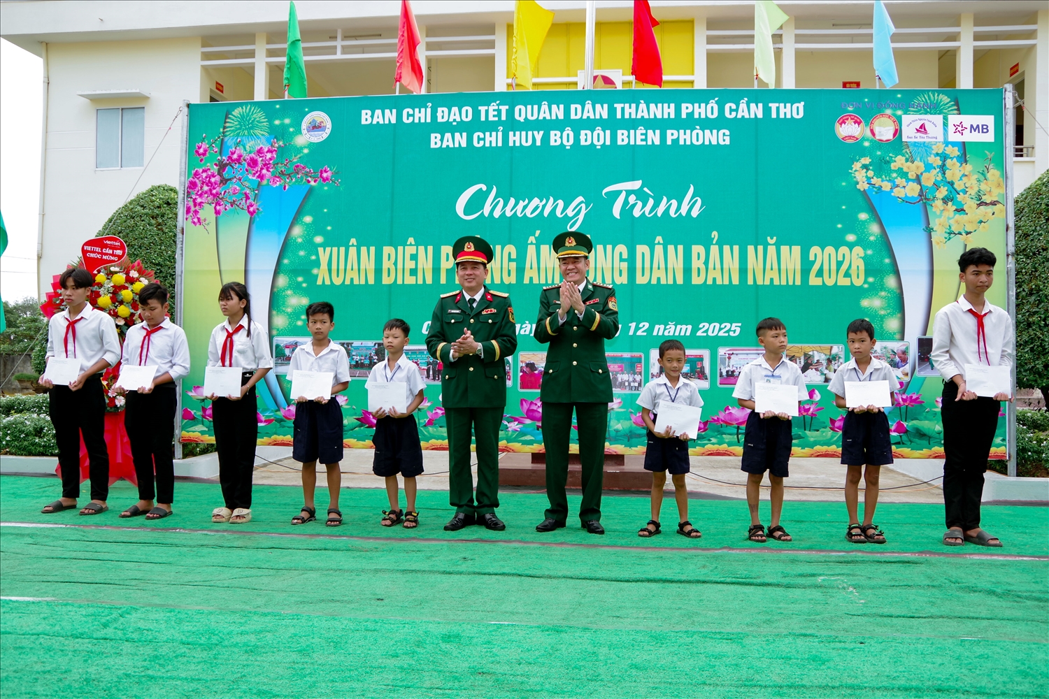 Đại tá Nguyễn Quốc Cường, Phó Chủ nhiệm Chính trị BĐBP và Đại tá Phạm Ngọc Quang, Thảnh ủy viên, Phó Bí thư Thường trực Đảng ủy Quân sự, Chính ủy Bộ Chỉ huy Quân sự thành phố Cần Thơ trao học bổng cho các em học sinh.