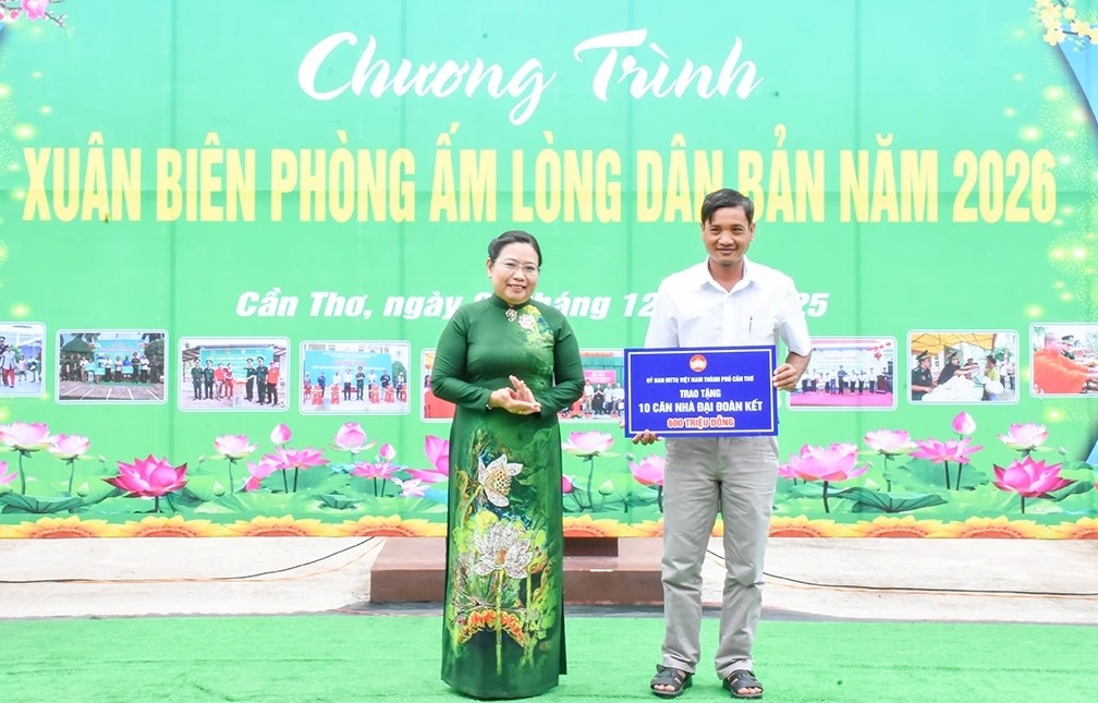 Bà Hồ Thị Cẩm Đào, Phó Bí thư Thành ủy, Chủ tịch Ủy ban MTTQVN TP. Cần Thơ trao bảng tượng trưng tặng 10 căn nhà đại đoàn kết cho các hộ gia đình có hoàn cảnh khó khăn.