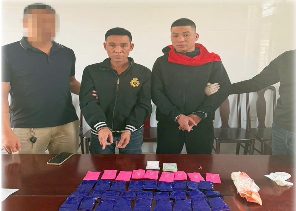 Các đối tượng Trần Mạnh Cường và Nguyễn Văn Kiều cùng tang vật thu giữ. 